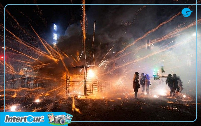Bình pháo hoa khổng lồ trong sự kiện. Bình pháo hoa khổng lồ trong sự kiện.