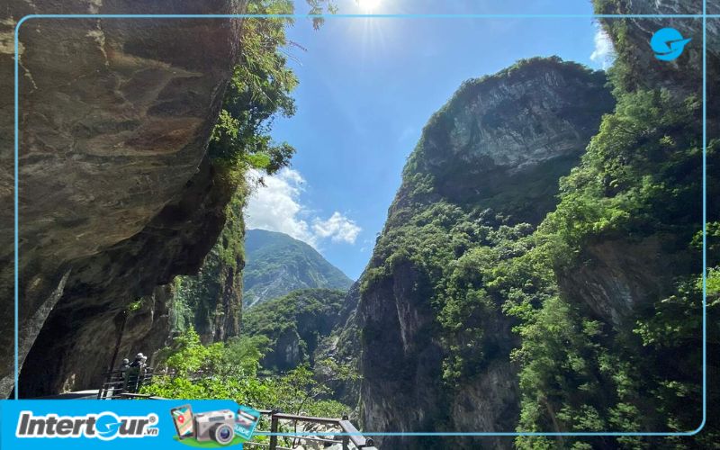 Hẻm núi Taroko là con đường trekking vô cùng nổi tiếng ở Đài Loan. Hẻm núi Taroko là con đường trekking vô cùng nổi tiếng ở Đài Loan.