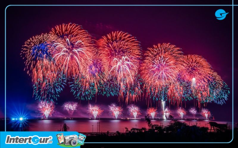 Màn pháo hoa hoành tráng kỉ niệm lễ Quốc Khánh ở Đài Loan. Màn pháo hoa hoành tráng kỉ niệm lễ Quốc Khánh ở Đài Loan.