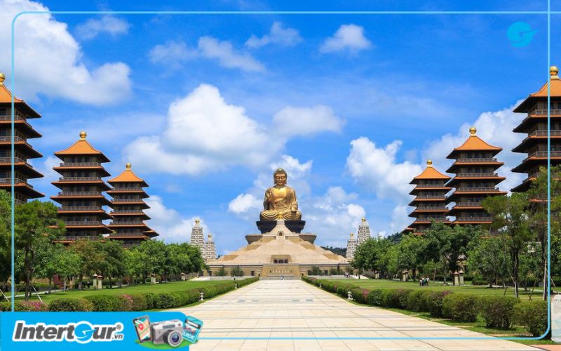 Phật Quang Sơn Tự là một trong các công trình tôn giáo nổi tiếng nhất ở Cao Hùng. Phật Quang Sơn Tự là một trong các công trình tôn giáo nổi tiếng nhất ở Cao Hùng.