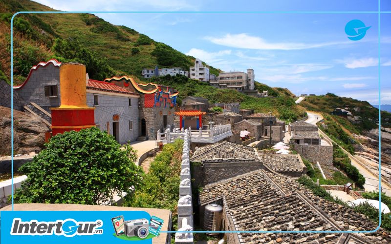 Ngôi làng đá cổ kính hiện lên với vẻ đẹp rực rỡ dưới ánh nắng. Ngôi làng đá cổ kính hiện lên với vẻ đẹp rực rỡ dưới ánh nắng.