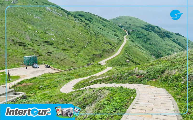 Những ngọn đồi xanh mướt trải dài, tạo nên bức tranh thiên nhiên tươi đẹp và yên bình. Những ngọn đồi xanh mướt trải dài, tạo nên bức tranh thiên nhiên tươi đẹp và yên bình.
