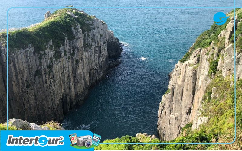 Chiêm ngưỡng vẻ đẹp hoang sơ và kỳ vĩ của những vách đá ven biển. Chiêm ngưỡng vẻ đẹp hoang sơ và kỳ vĩ của những vách đá ven biển.
