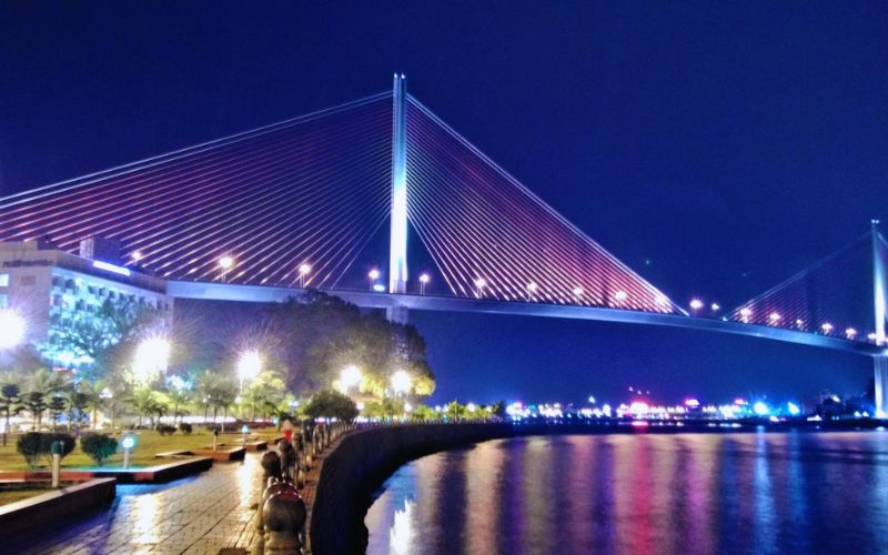 Cầu Bãi Cháy sáng lung linh vào ban đêm. Cầu Bãi Cháy