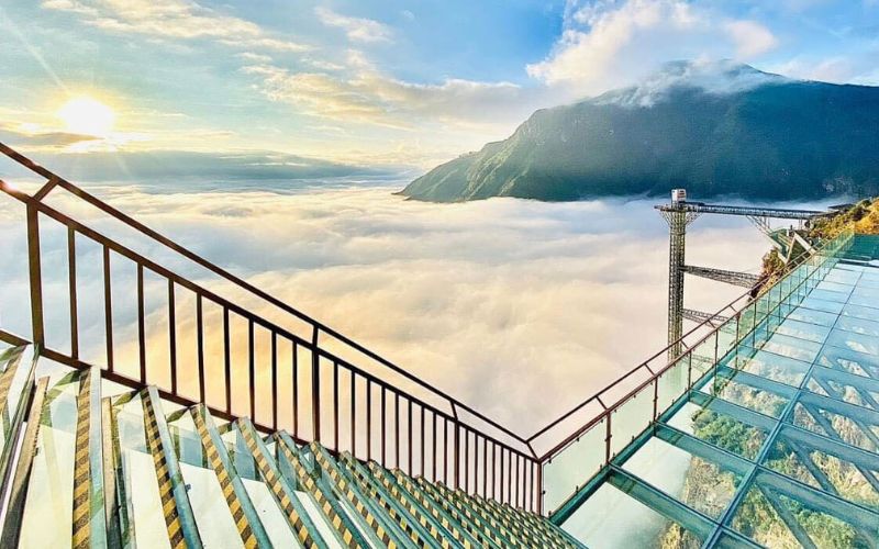 Cầu kính Rồng Mây là nơi chụp ảnh yêu thích của giới trẻ. Cầu kính Rồng Mây