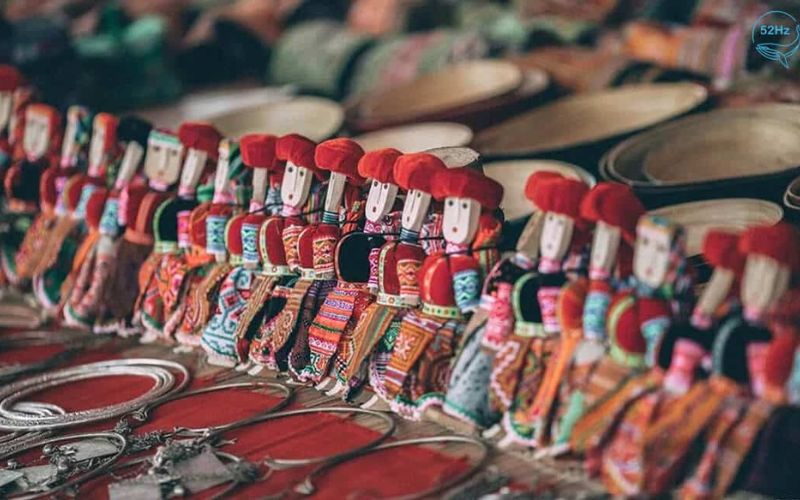 Những món đồ thủ công bắt mắt ở chợ Cốc Lếu. Chợ Cốc Lếu