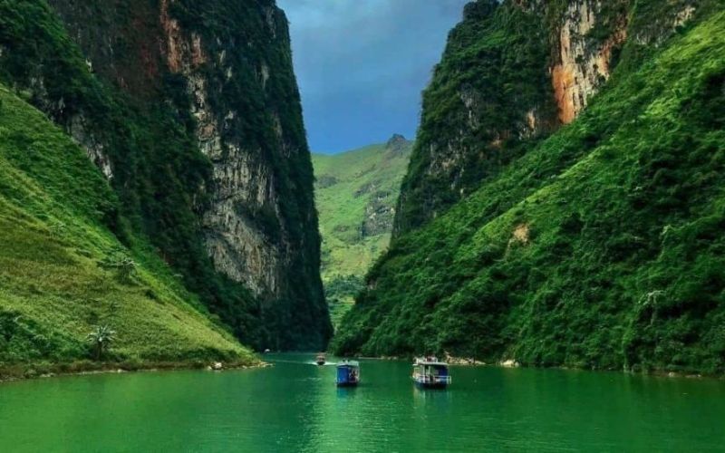 Sông Nho Quế sẽ cho bạn thấy sự rộng lớn của thiên nhiên. Du thuyền trên sông Nho Quế