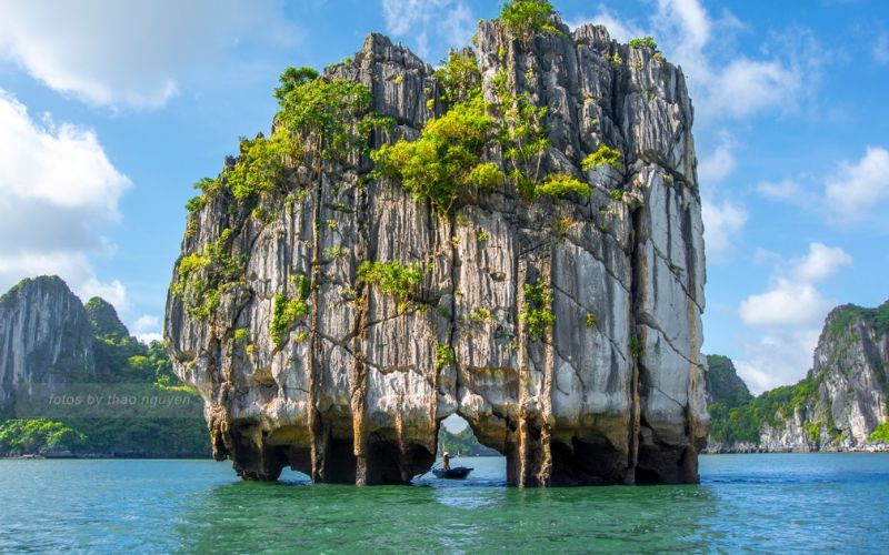 Hình dáng độc đáo của hòn Đỉnh Hương giữa vịnh Hạ Long. Ngắm Hòn Đỉnh Hương