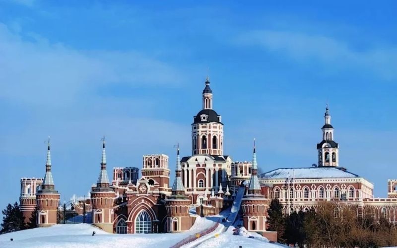 Những tòa nhà lộng lẫy trong tuyết ở làng Nga Volga Manor. Làng Nga Volga Manor