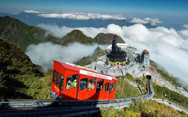 Tàu Hỏa Leo Núi Đỗ Quyên có bán vé ở dưới chân núi. Tàu Hỏa Leo Núi Đỗ Quyên
