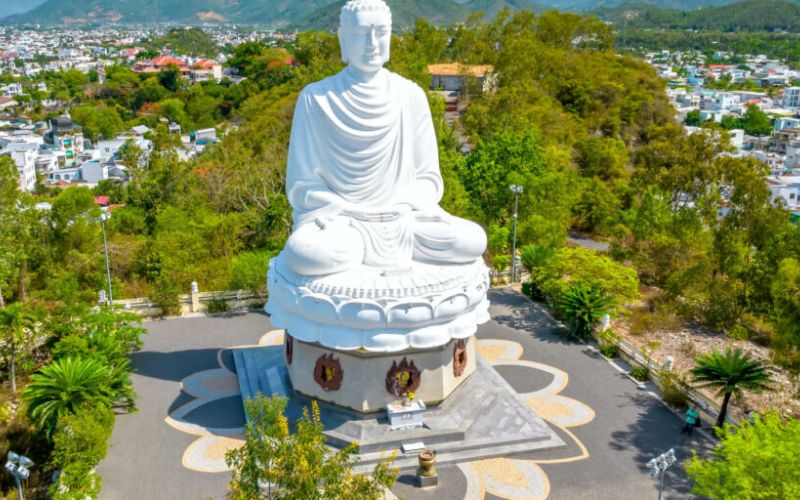 Chùa Long Sơn với tượng Phật uy nghiêm ở trung tâm. Chùa Long Sơn với tượng Phật uy nghiêm ở trung tâm