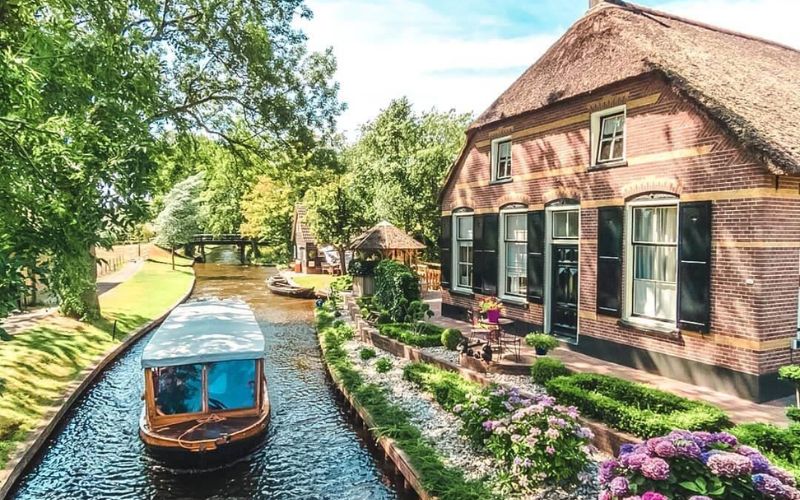 Một chiếc thuyền ở Giethoorn. Giethoorn