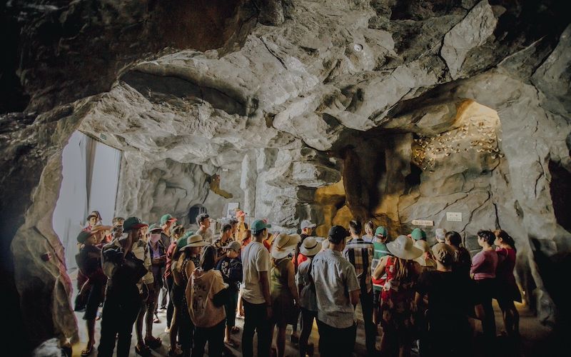 Khách du lịch tìm hiểu về làng yến Mai Sinh. Làng Yến Mai Sinh
