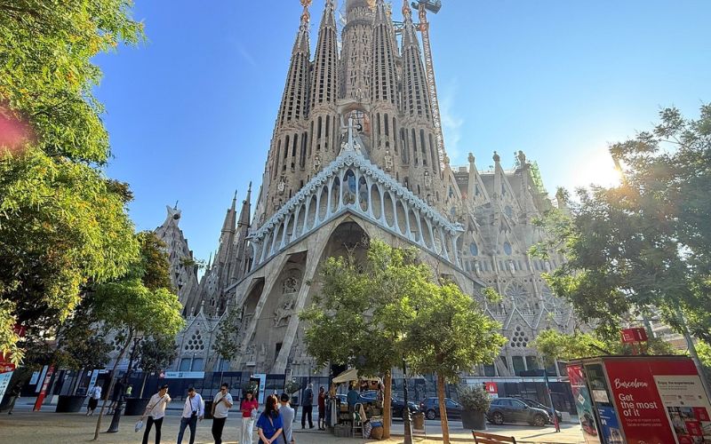 Nhà thờ Sagrada Familia chính là trái tim của Barcelona. Nhà thờ Sagrada Familia