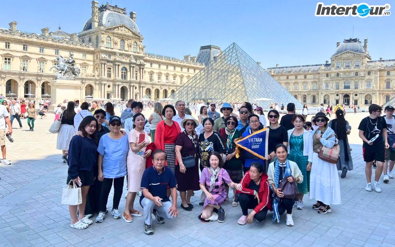 Ảnh kỷ niệm của đoàn khách Intertour tại Pháp. Ảnh kỷ niệm của đoàn khách Intertour tại Pháp
