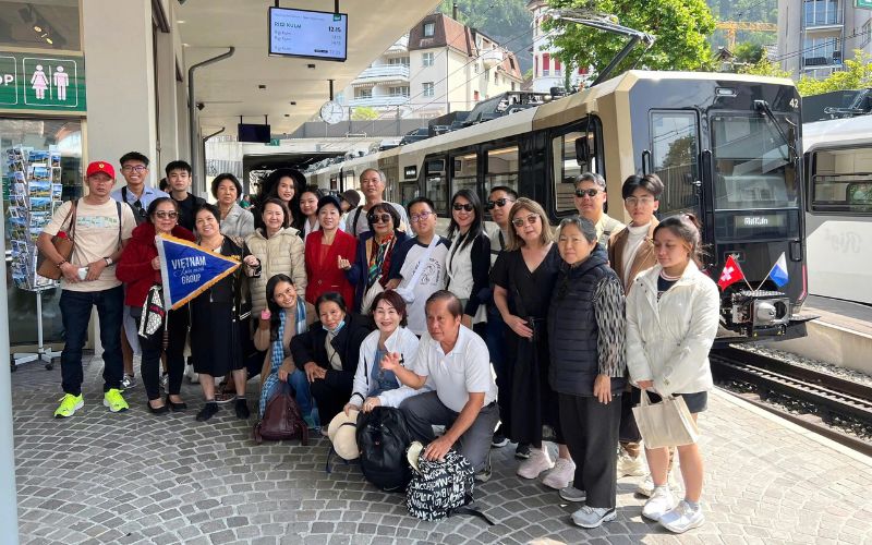 Một đoàn khách du lịch châu Âu của Intertour. Tour Tây Ban Nha giá rẻ