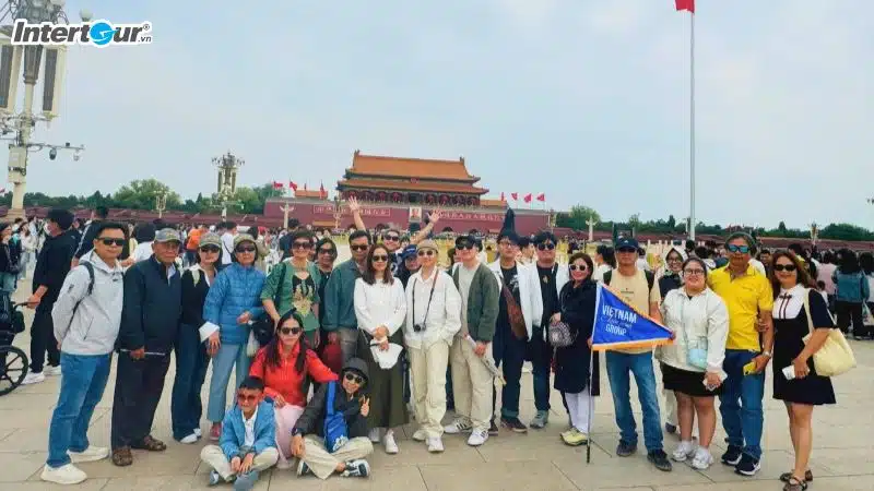 Đoàn check in tại Quảng trường Thiên Môn An. tour đi bắc kinh