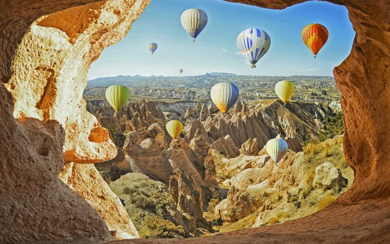 Thung lũng đá vôi và bầu trời đầy khinh khí cầu ở Cappadocia. Cappadocia