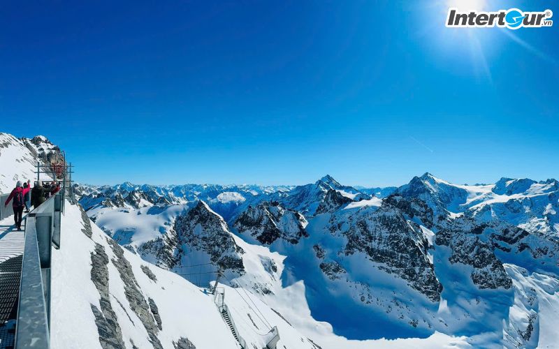 Tuyết trắng trên núi Titlis. Tuyết trắng trên núi Titlis
