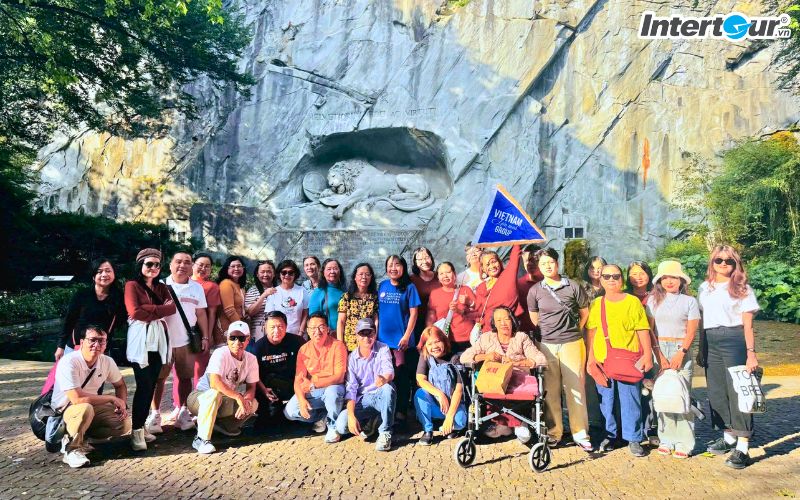 Đoàn khách du lịch Thụy Sĩ của Intertour check-in trước Lion Monument. Lion Monument