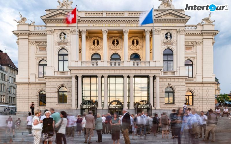 Dòng người tấp nập trước nhà hát opera Zurich. Nhà hát opera Zurich