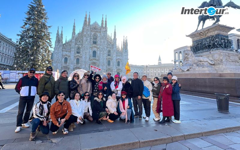 Đoàn khách du lịch nhà Intertour check-in trước nhà thờ Milano (Ý). Nhà thờ chính tòa Milano