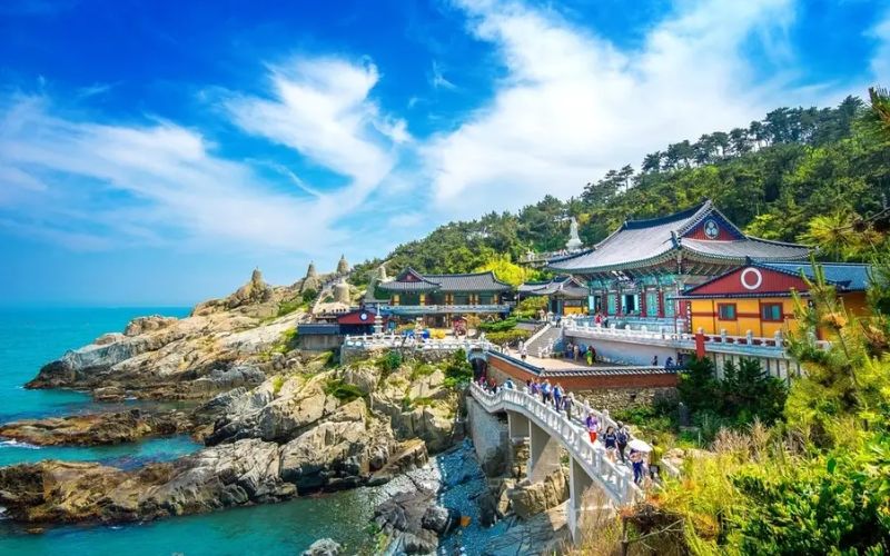 Chùa Haedong Yonggungsa bên bờ biển. Chùa Haedong Yonggungsa