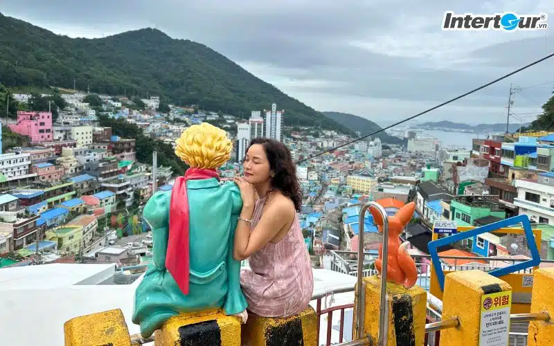 Một nữ du khách của Intertour check-in tại làng Gamcheon. Một nữ du khách của Intertour check-in tại làng Gamcheon