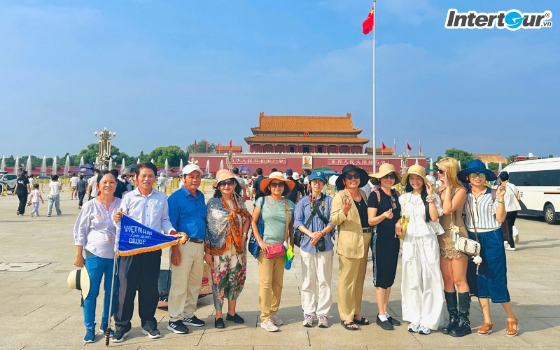 Quảng trường Thiên An Môn là nơi dẫn vào Tử Cấm Thành. Sau Quảng trường Thiên An Môn là Tử Cấm Thành