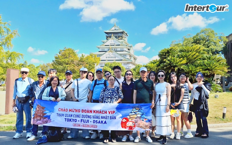 Du khách đã có một buổi tham quan lâu đài Osaka lừng danh của Nhật. Du khách đã có một buổi tham quan lâu đài Osaka lừng danh của Nhật