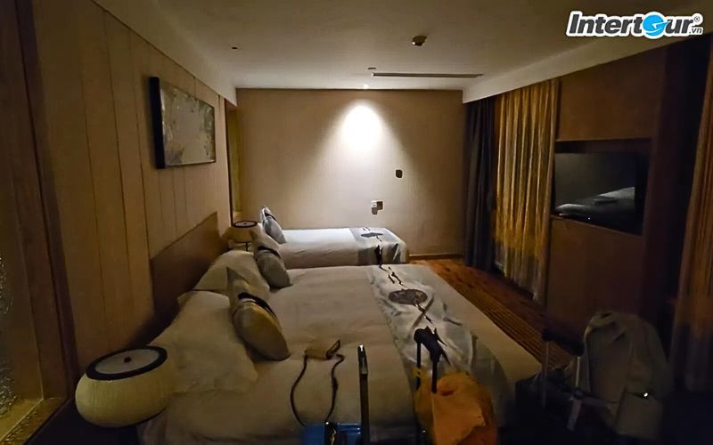 Bên cạnh phòng ngủ thì còn có phòng khách và nhà tắm rất rộng. Khu vực giường ngủ bên trong phòng khách sạn