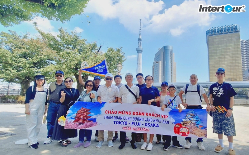 Đoàn khách Intertour chụp ảnh với tháp Tokyo Skytree. Đoàn khách Intertour chụp ảnh với tháp Tokyo Skytree
