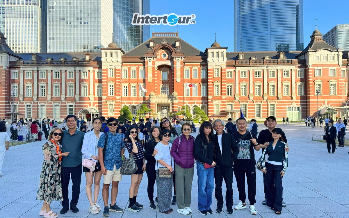 Các thành viên cùng nhau chụp ảnh trước Ga Tokyo. Các thành viên cùng nhau chụp ảnh trước Ga Tokyo