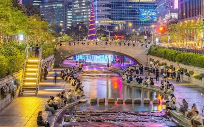 Suối Cheonggyecheon giữa lòng thủ đô Seoul. Cheonggyecheon