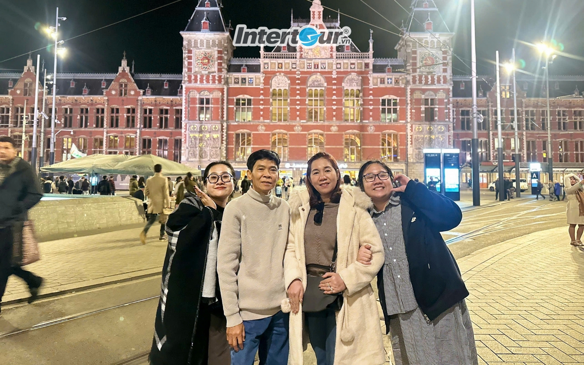 Trải nghiệm không khí trung tâm Amsterdam vào buổi tối. Nhà ga trung tâm Amsterdam