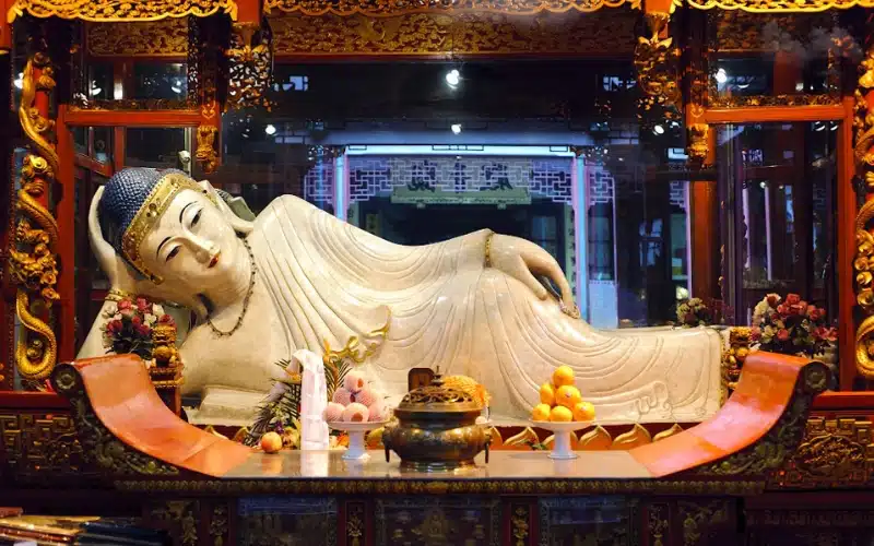 Tượng Phật nằm bằng ngọc trong chùa. Chùa Phật Ngọc
