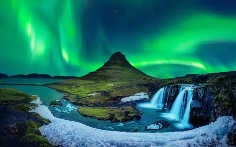 Khung cảnh "vũ điệu ánh sáng" ngoạn mục ở Iceland. Iceland