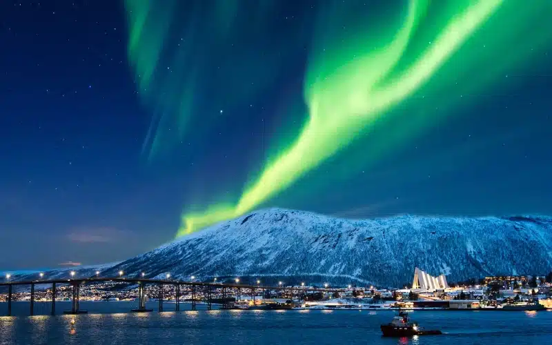 Cực quang xuất hiện bên trên đô thị Tromsø. Tromsø