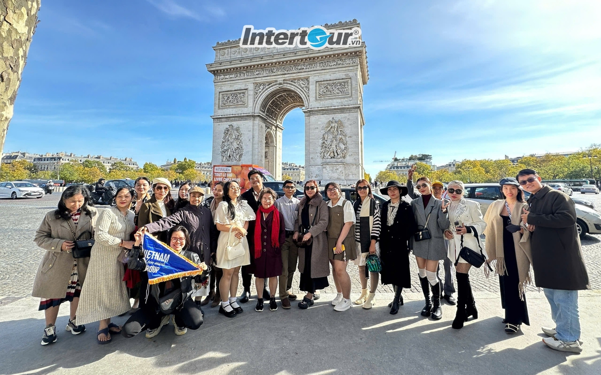Thời tiết tuyệt đẹp trong ngày tham quan Paris. Đoàn du lịch Intertour ở Paris