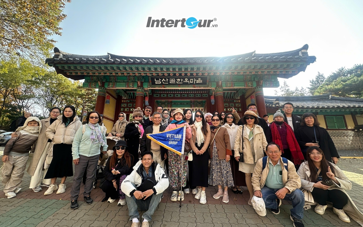 Đoàn chụp ảnh kỉ niệm ở Làng Hanok Namsangol. Làng Hanok Namsangol