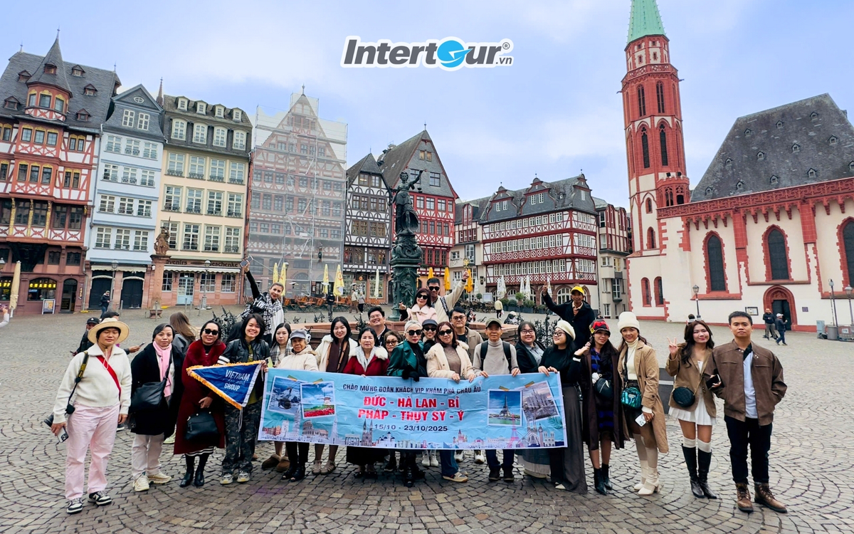 Kỷ niệm ngày đầu tiên ở châu Âu của Đoàn khách nhà Intertour. Quảng trường Römerberg