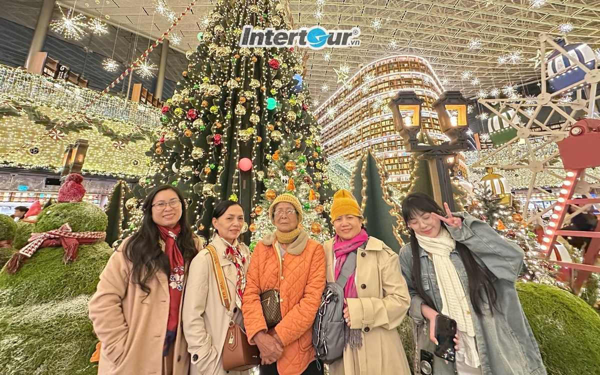 Vị trí cây thông ở giữa trung tâm thương mại đang là tọa độ check-in hot nhất nhì Seoul vào lúc này. Vị trí cây thông ở giữa trung tâm thương mại đang là tọa độ check-in hot nhất nhì Seoul vào lúc này