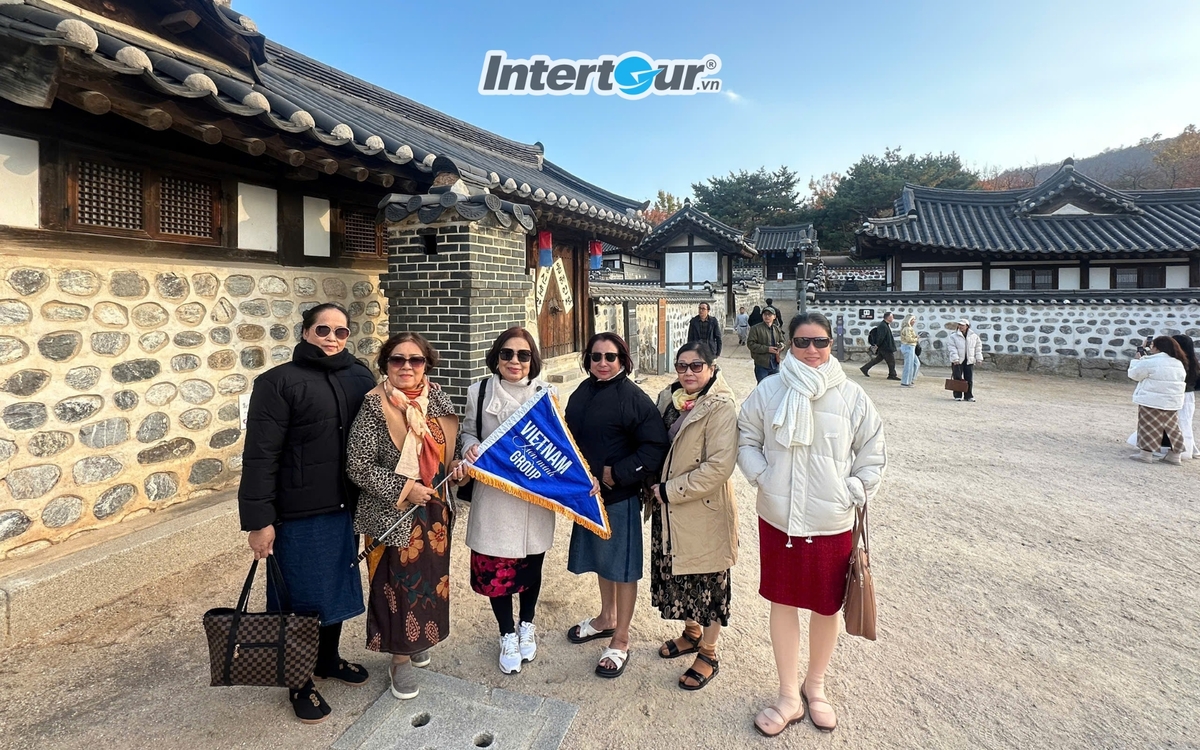 Đoàn ở làng Hanok Namsangol. Đoàn ở làng Hanok Namsangol