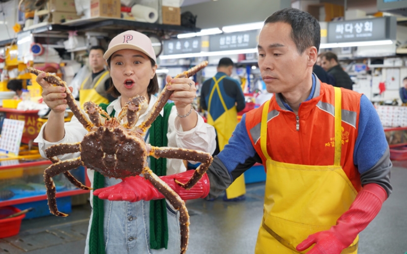 Những chú cua khổng lồ, tươi ngon ở chợ. Những chú cua khổng lồ, tươi ngon ở chợ