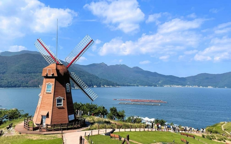 Đảo Geoje nổi tiếng với cảnh quan thiên nhiên đẹp như tranh, có cầu nối đất liền và nhiều đảo nhỏ xung quanh. Đảo Geoje