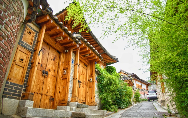 Đến Bukchon Hanok, bạn sẽ cảm thấy như đang được sống chậm lại. Đến Bukchon Hanok, bạn sẽ cảm thấy như đang được sống chậm lại