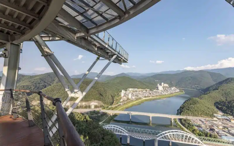 Tầm nhìn mà du khách sẽ có được khi đứng ở Mancheonha Skywalk. Mancheonha Skywalk