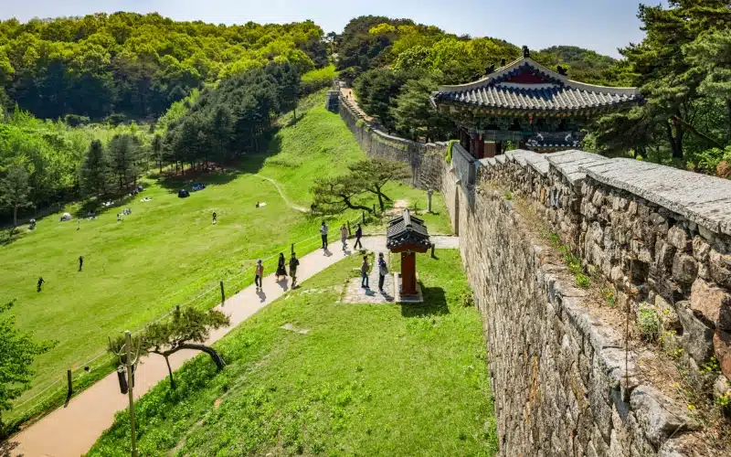 Vòng tường thành dài 4.400m của pháo đài Sangdangsanseong. Pháo đài Sangdangsanseong