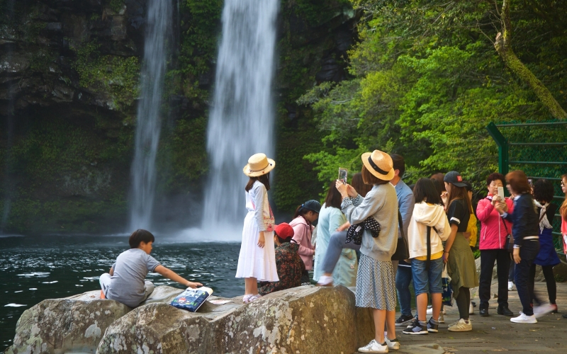 Hè là thời điểm lý tưởng nhất để bạn ghé thăm thác Cheonjiyeon. Hè là thời điểm lý tưởng nhất để bạn ghé thăm thác Cheonjiyeon