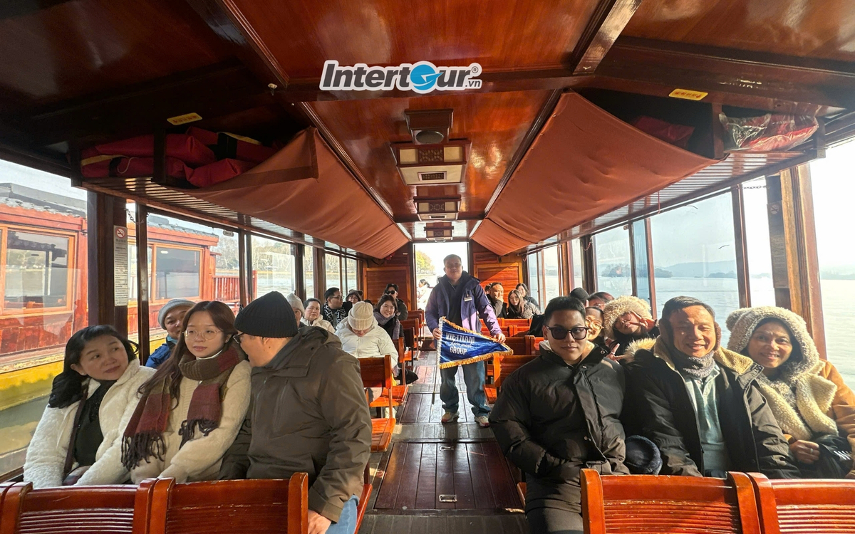 Trải nghiệm đi thuyền ngắm cảnh của cả đoàn. Trải nghiệm đi thuyền ngắm cảnh của cả đoàn